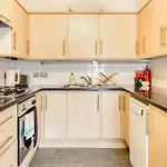 2Bed W/ Covered Patio, 5 Mins To Paddington Stn
